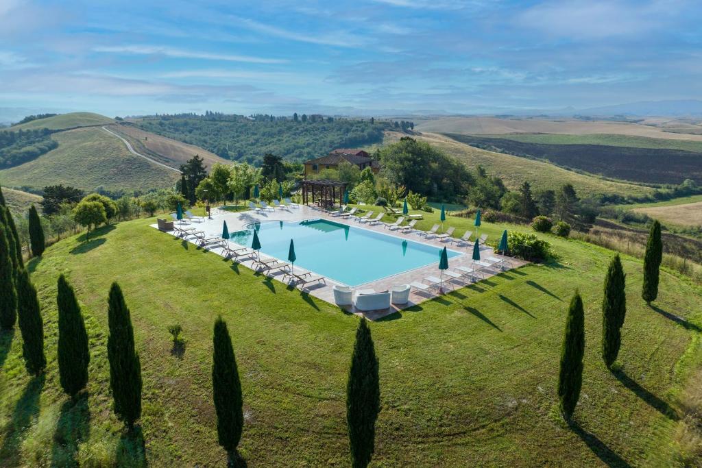 佩乔利区Agriturismo Pelagaccio的享有带游泳池的庄园的空中景致