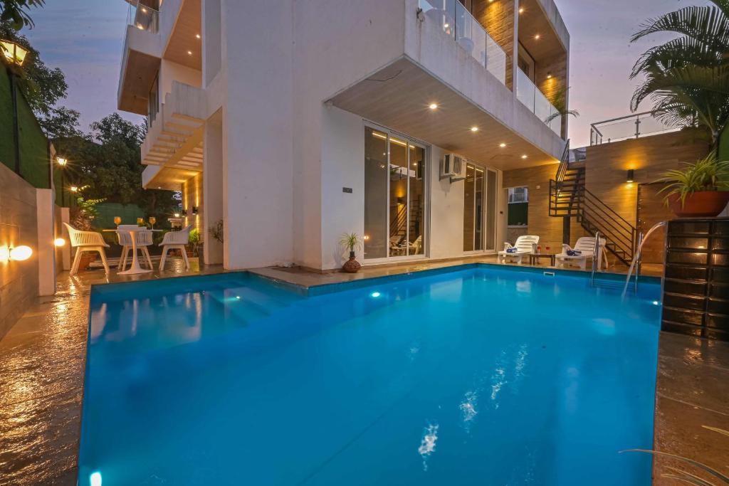 罗纳瓦拉Elegant Villa By Tropicana Stays的房屋前的游泳池