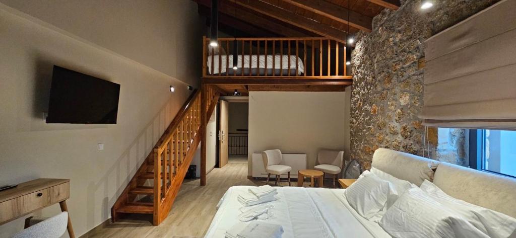 塞尼梅西奇卡罗Miltilon的一间卧室设有一张床,楼梯配有电视。