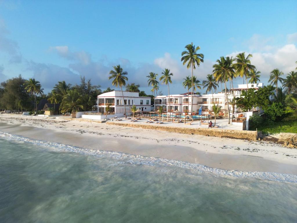 乌罗阿Dream of Zanzibar Resort & Spa - Premium All Inclusive的享有棕榈树海滩和别墅的景色