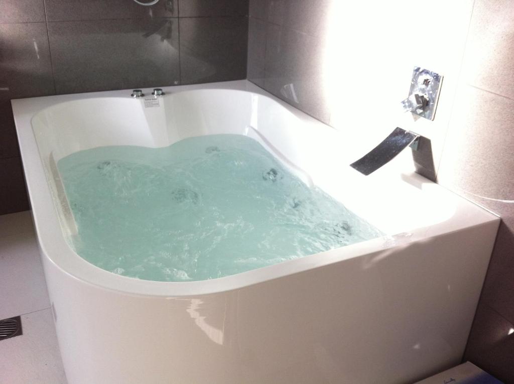 罗斯巴德海盐住宿加早餐旅馆的心形蓝色的浴缸