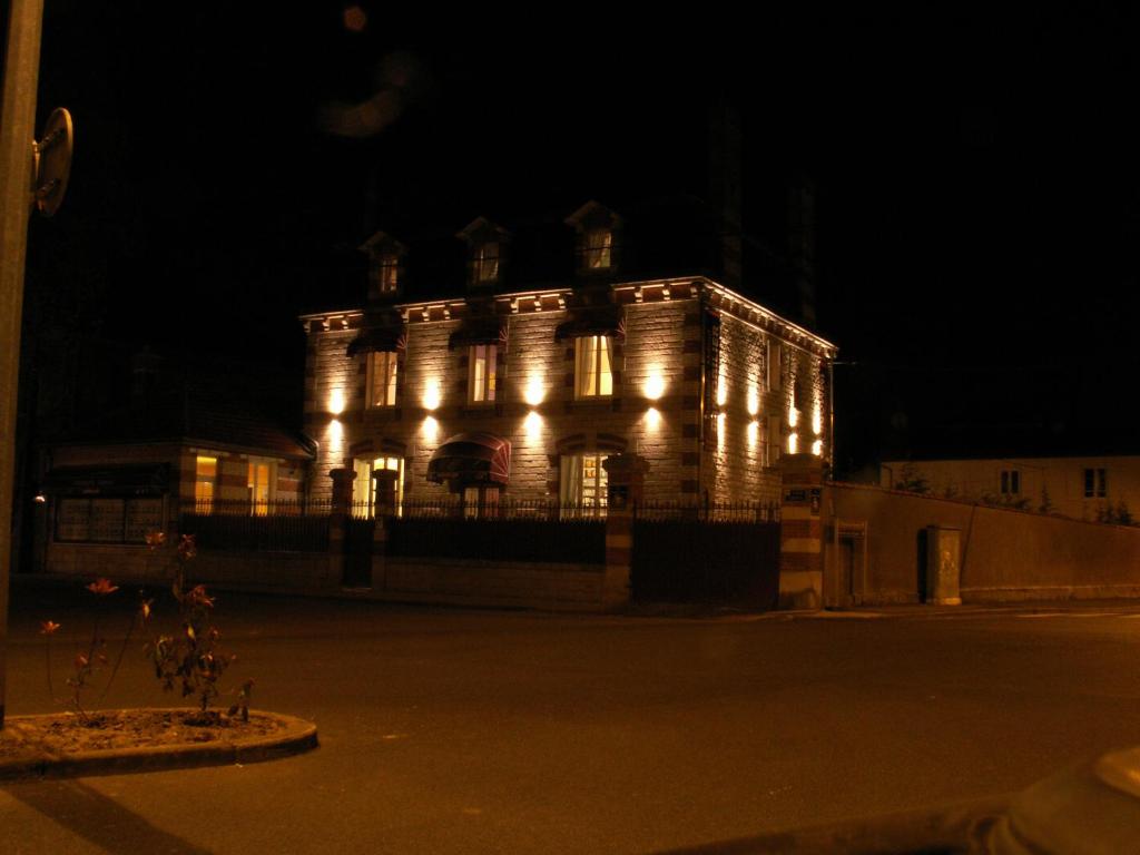 维特里勒弗朗索瓦弗朗索瓦庄园酒店的一座晚上点亮的建筑,灯火通明