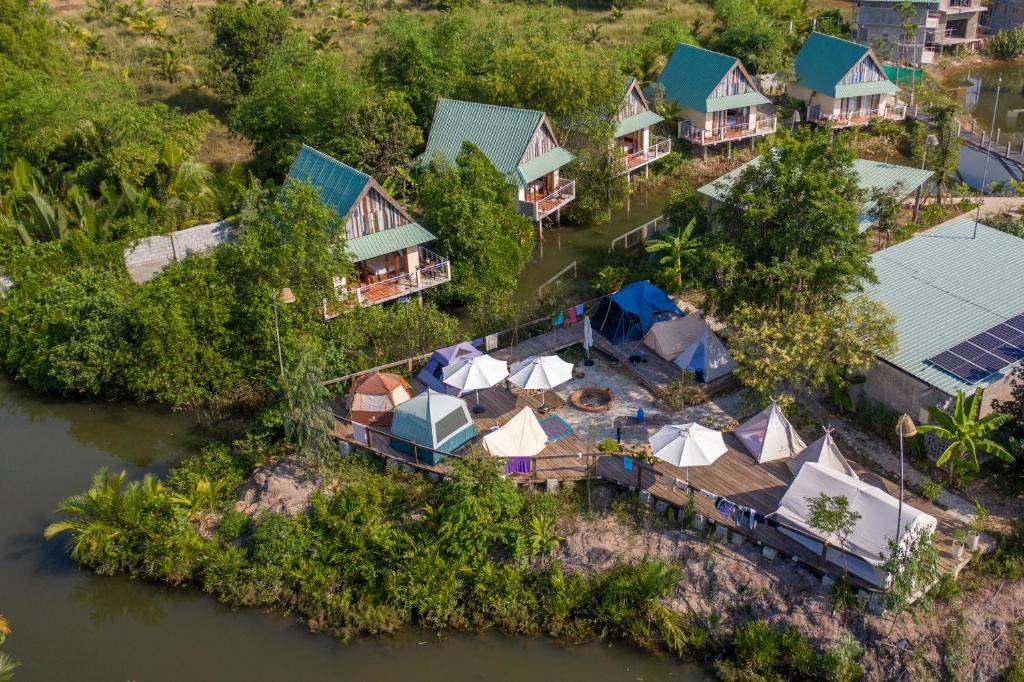 贡布Kampot Eco Village的享有河上度假胜地的空中景致