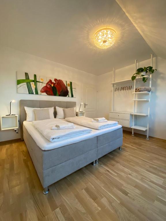 格拉茨ElegantLiving Graz, free parking的一间卧室,卧室内配有一张大床