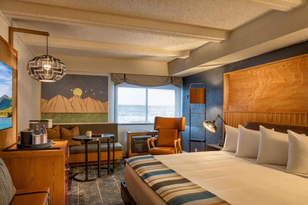 安克雷奇安克雷奇飞行员酒店的酒店客房设有床和客厅。