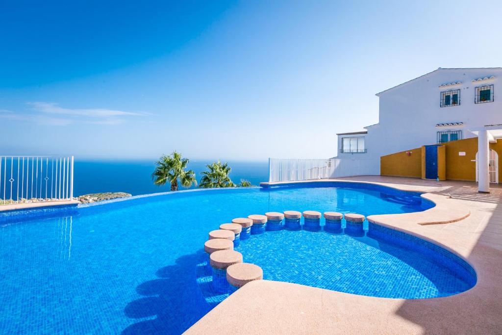 库姆布勒德尔索尔Panoramic Apartment的一座背景海洋的游泳池
