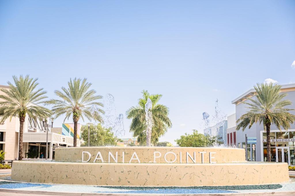 达尼亚滩Four Points by Sheraton Fort Lauderdale Airport - Dania Beach的棕榈树前有达纳的标志