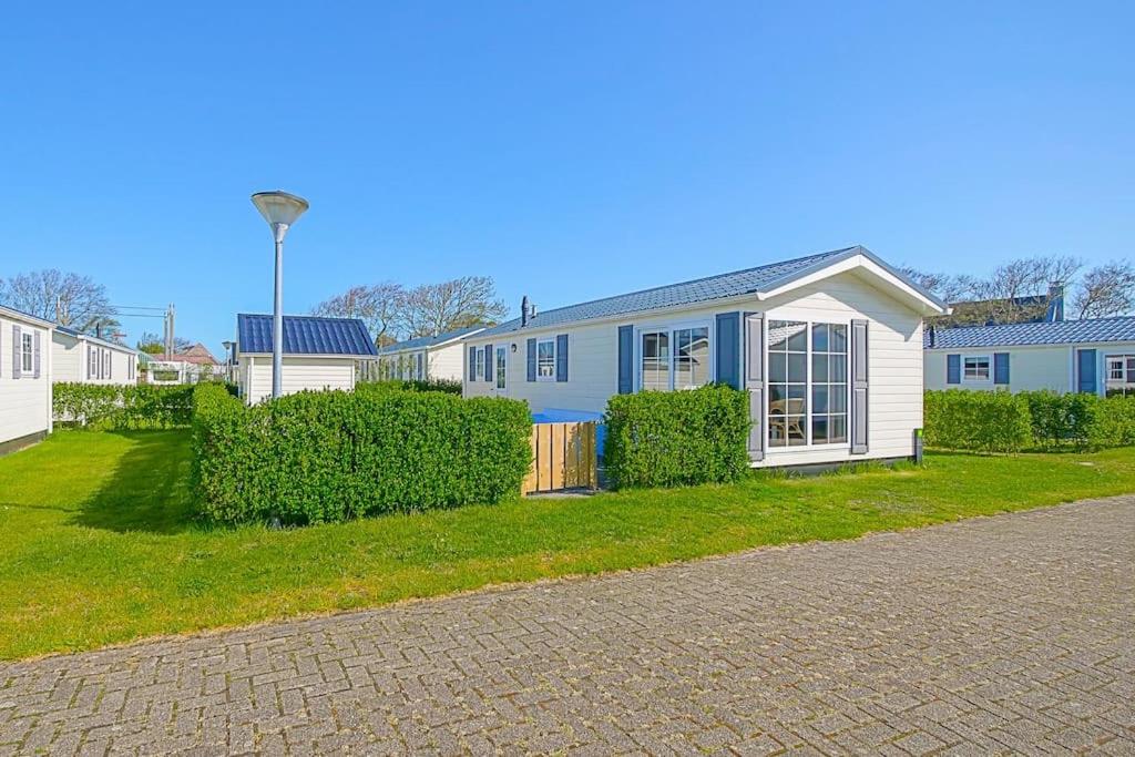 卡兰茨奥赫Chalet Luttikduin 22, met ruime tuin! - Callantsoog的蓝白色的房屋,带有 ⁇ 形