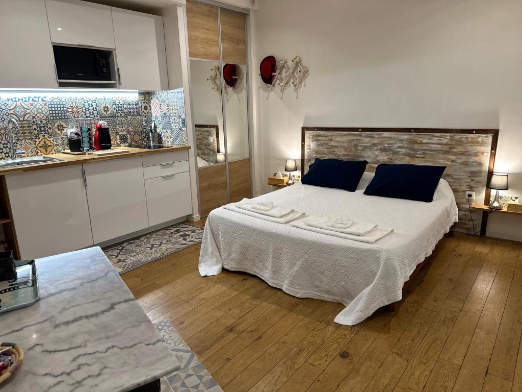 瓦朗斯Le studio d'Agathe centre historique - Confort & Calme的一间带大床的卧室和一间厨房