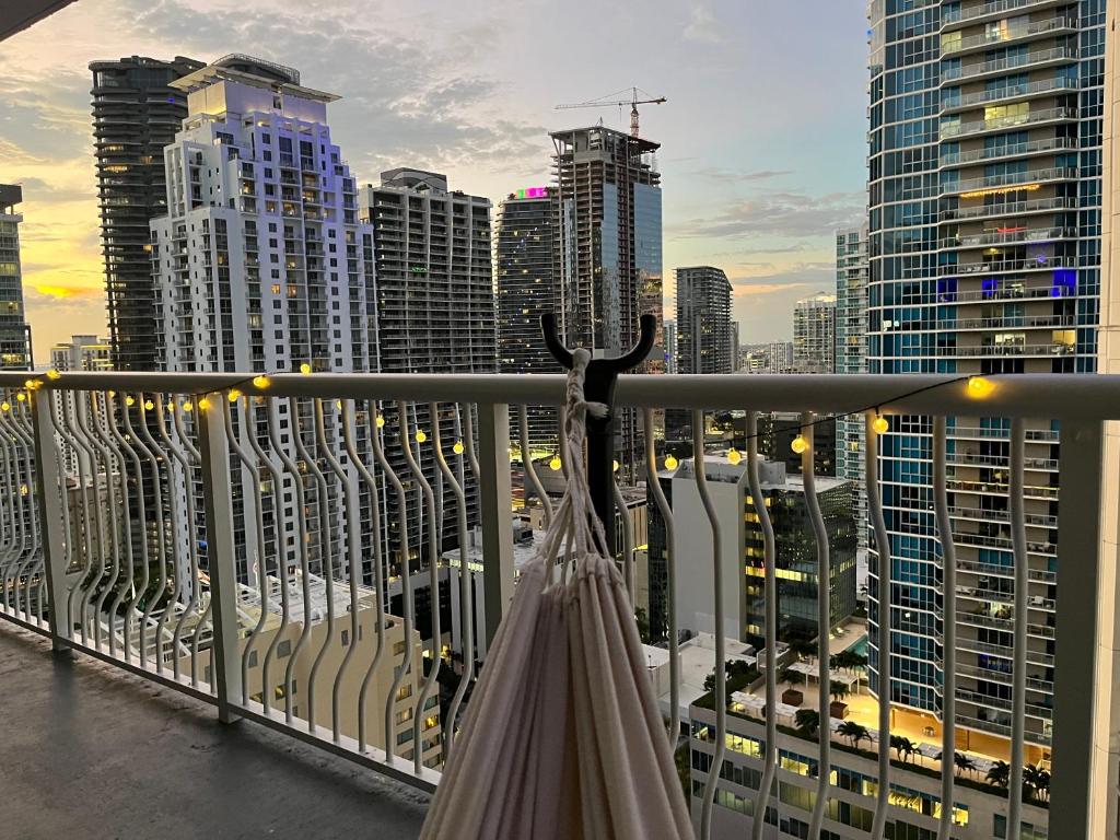 迈阿密City & Sea View+FREE Parking Modern Condo的城市天际线阳台的遮阳伞