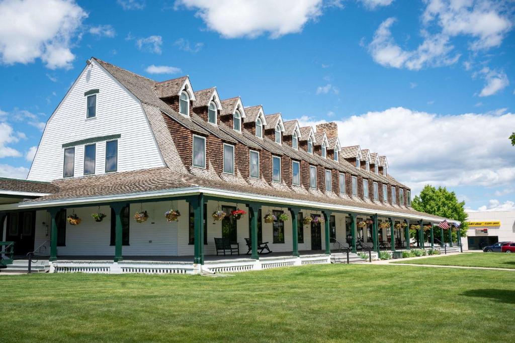 谢里登Sheridan Inn - Best Western Signature Collection的大型白色房屋,设有 ⁇ 盖