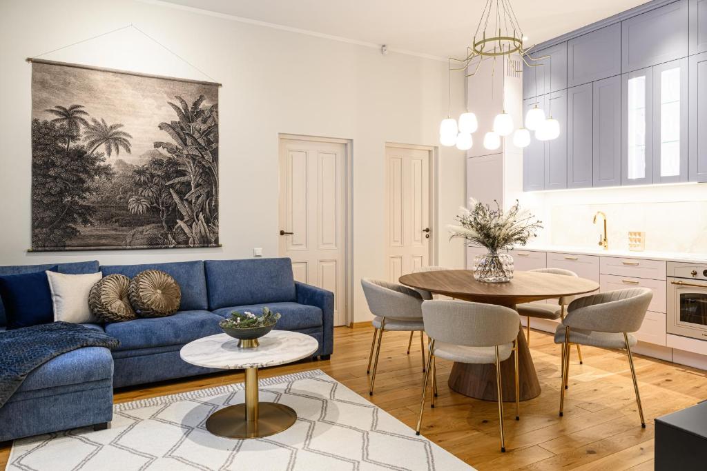 塔尔图Lossi Old Town apartment with sauna的客厅配有蓝色的沙发和桌子