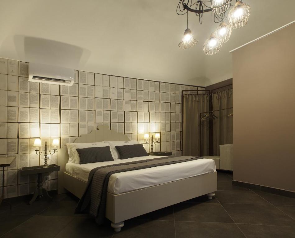 科米索Terrazzani Suite的一间卧室配有一张大床和一个吊灯。