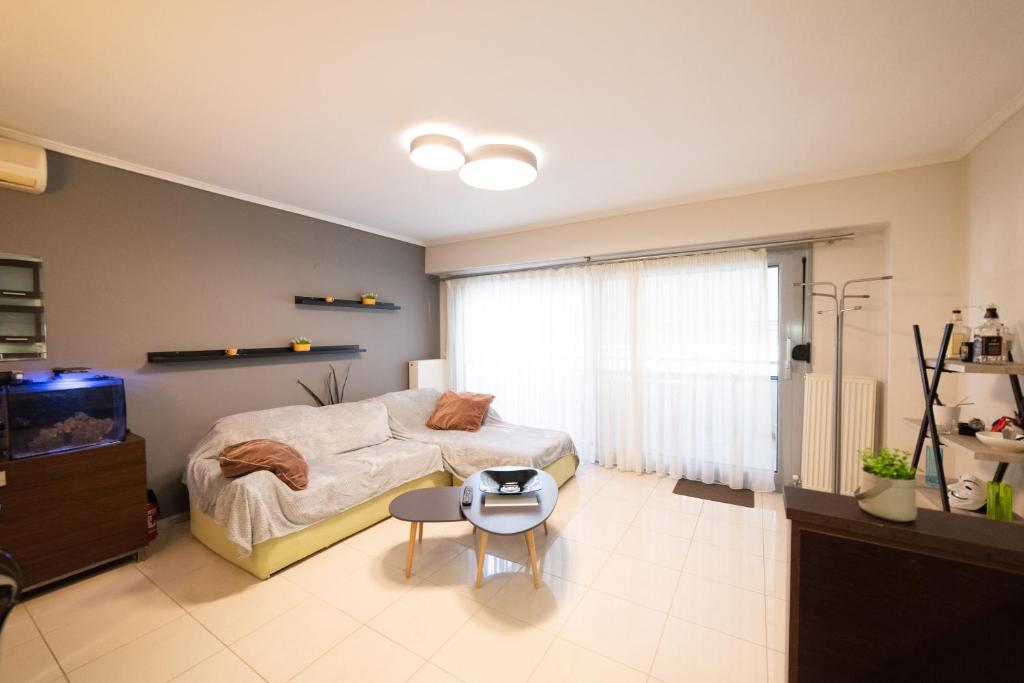 塞萨洛尼基Chris & Mary comfort rooms Thessaloniki center的一间卧室配有一张床、一台电视和一张桌子