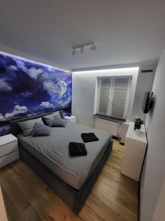 瓦尔米亚地区利兹巴克Mieszkanie centrum的一间卧室配有一张壁画大床