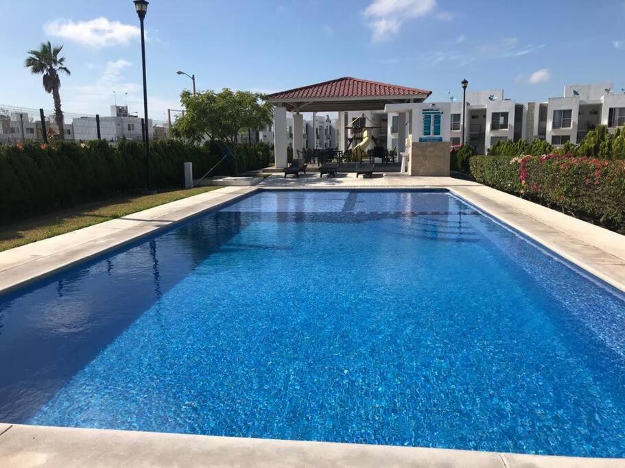 韦拉克鲁斯Departamento Los Héroes Veracruz的一个带凉亭的大型蓝色游泳池
