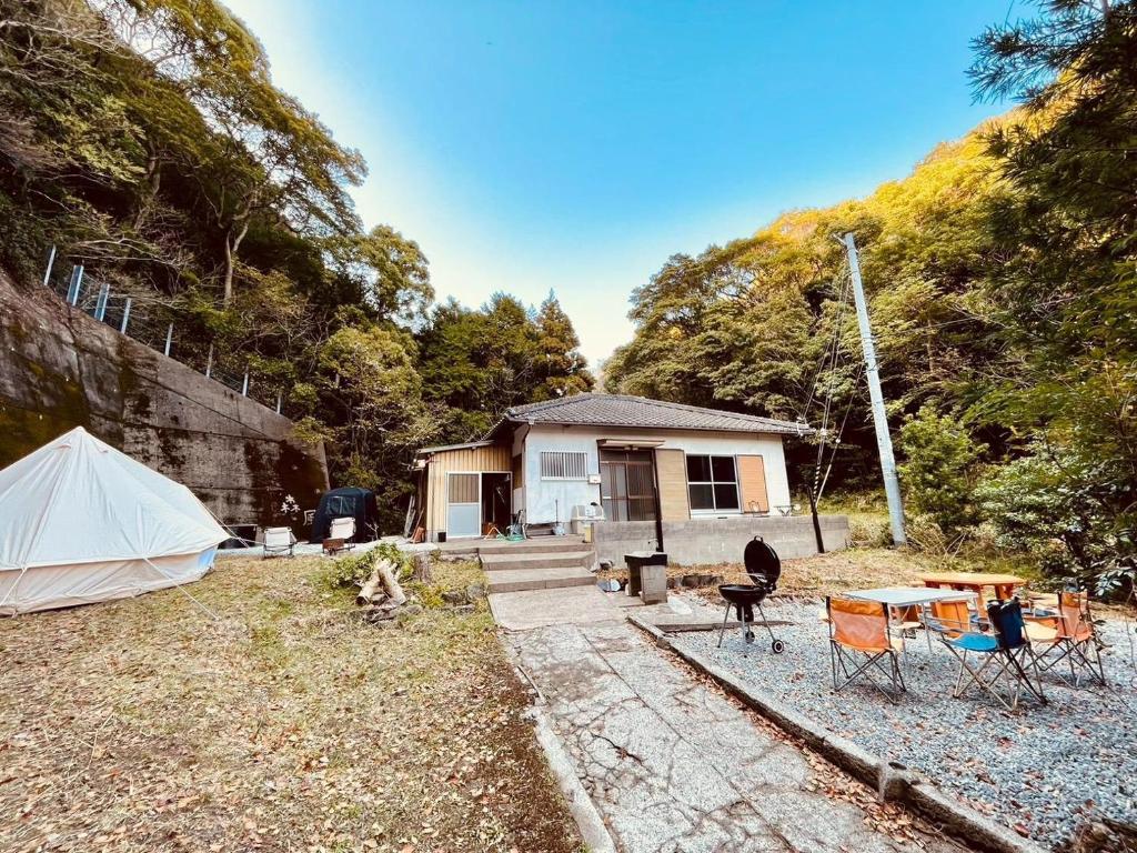 Hikiwild life morikaze - Vacation STAY 42042v的一个带帐篷和桌椅的房子