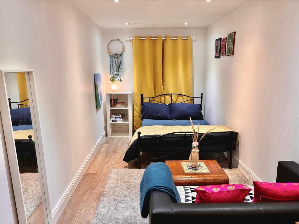 都柏林Liffey Valley Homestay的客厅配有床和沙发