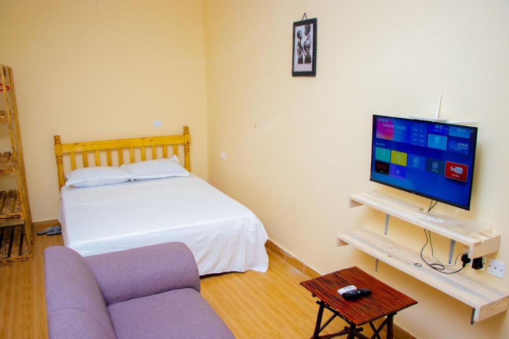 基利菲Vibrant Haven ~ Deux的带沙发、电视和床的客厅