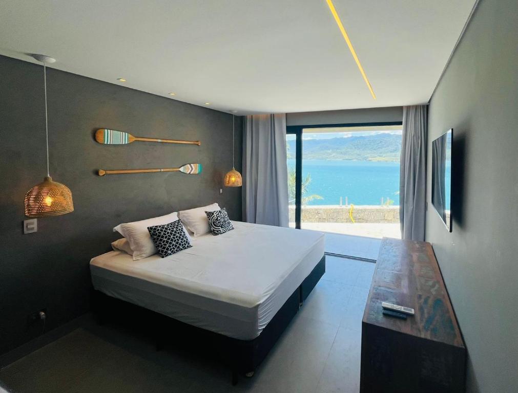 伊利亚贝拉Suites na Casa da Praia的一间卧室设有一张床,享有海景