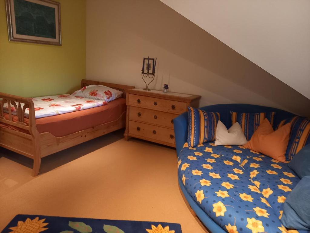 蒙德塞Ferienhaus am Mondsee的一间卧室配有一张床和一张沙发