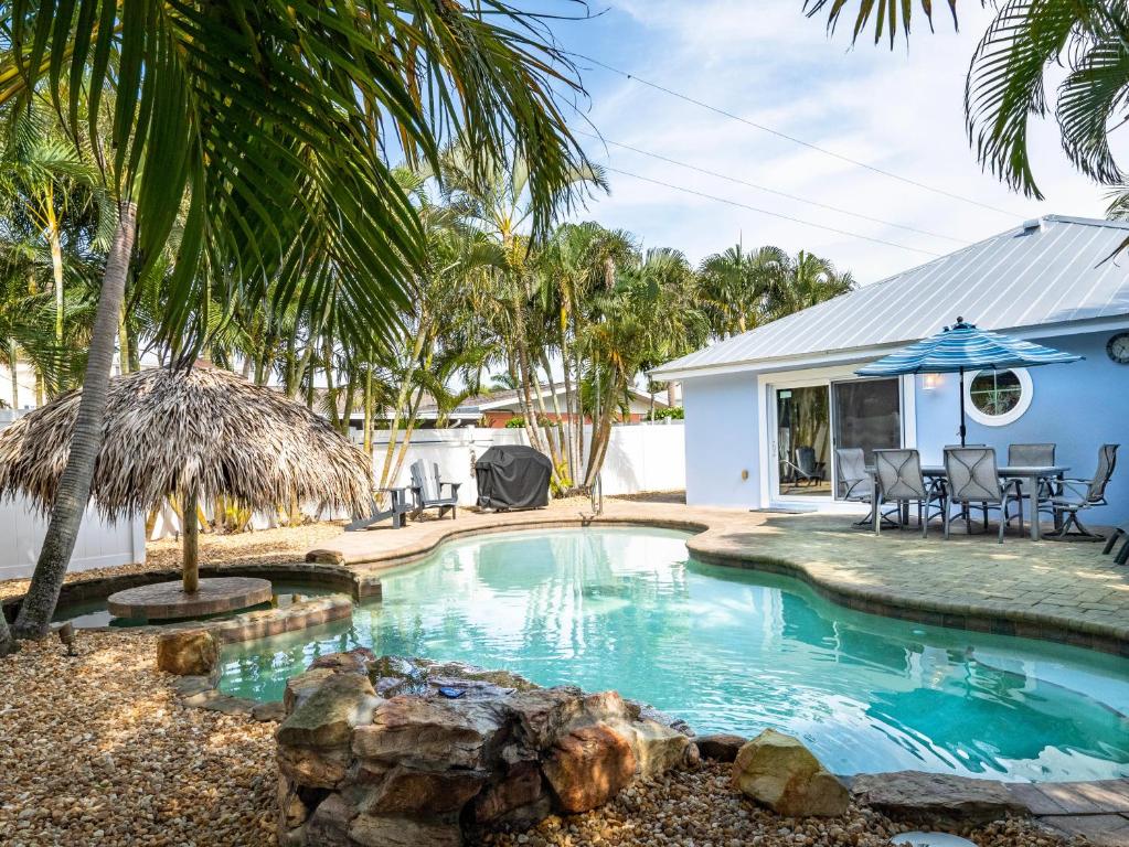 霍姆斯海滩Coco Cabana的一座带房子的庭院内的游泳池