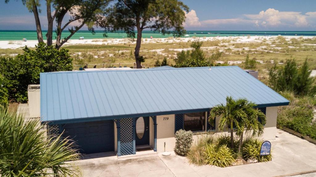 安娜玛丽亚Azure Seas的海滩前的蓝色屋顶小房子