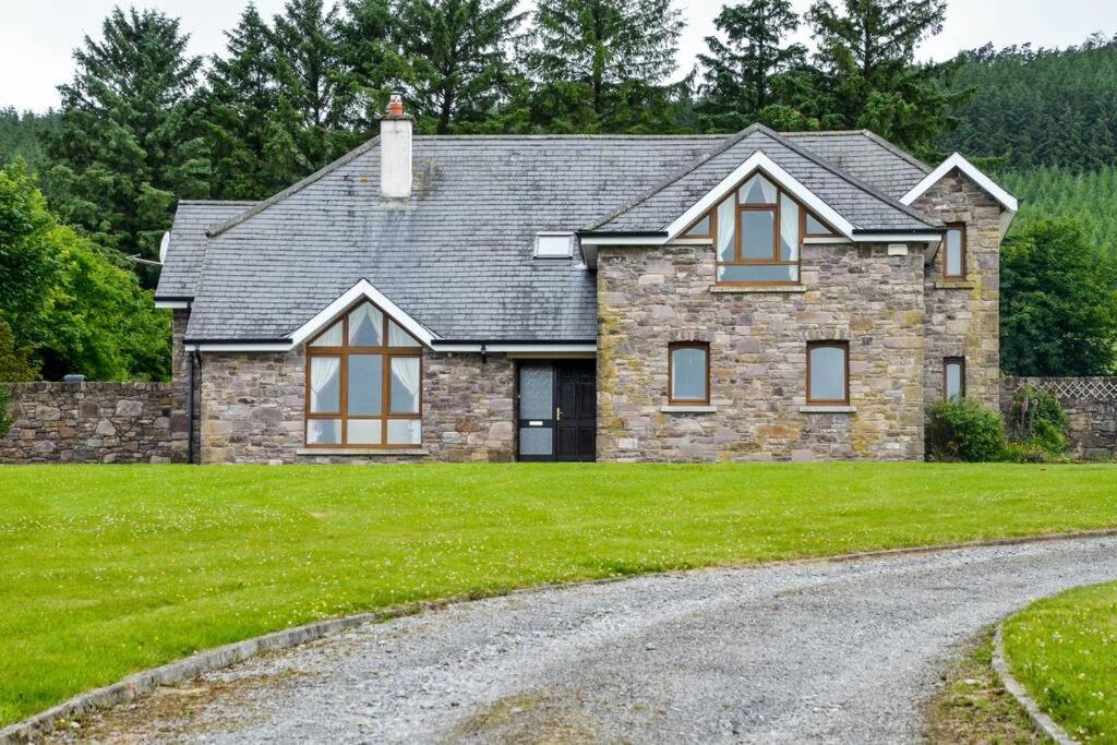 CloneenThe Mountain Lodge Slievenamon spacious 4 bedroom house的一座带碎石车道的大型石屋