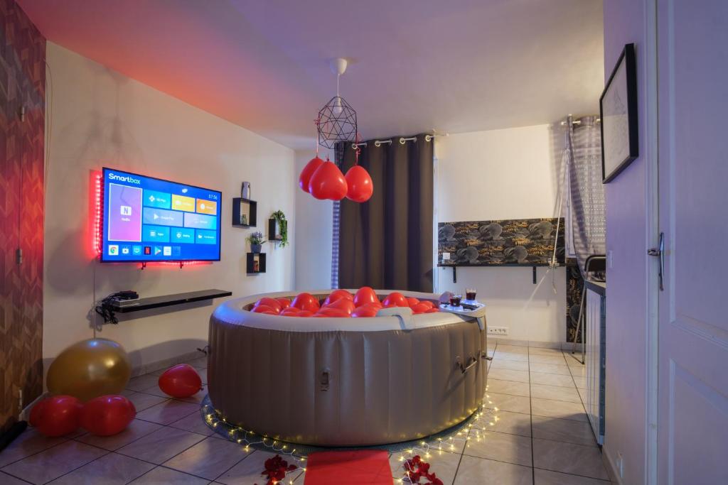 拉尼Thermal & Home cinéma Disneyland Paris and Terrasse的一间房间,内设一个热水浴缸,里面装有红色气球