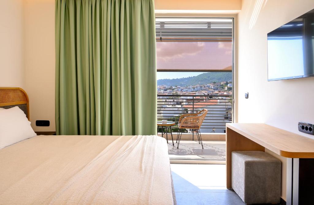 斯基亚索斯镇Skia, Premium Key Collection的酒店客房设有一张床和一个大窗户