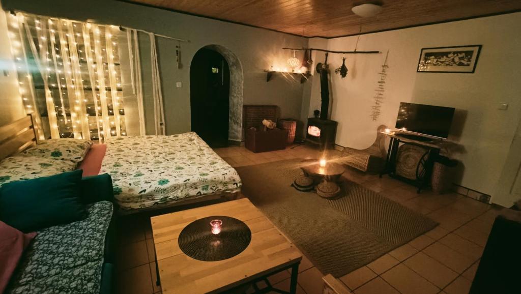 奥斯特拉维采河畔弗里德兰特TUTTO Home的一间设有一张床和一张带蜡烛的桌子的房间