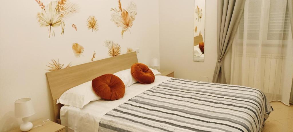 钱皮诺F.A.M. ROOMS的一间卧室配有一张带两个枕头的床