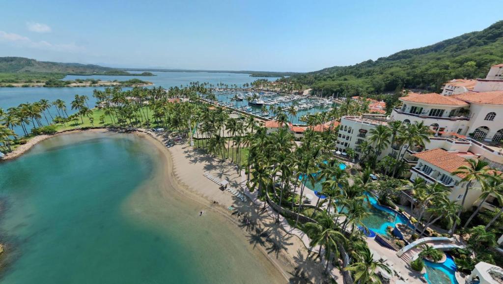 巴拉德纳维达Grand Isla Navidad Golf & Spa Resort with Marina的享有海滩和水域的度假村空中景致
