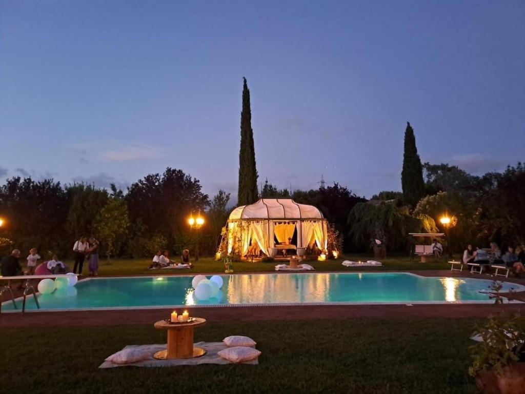 比萨Villa Fiore Luxury Pool & Garden的游泳池畔的凉亭