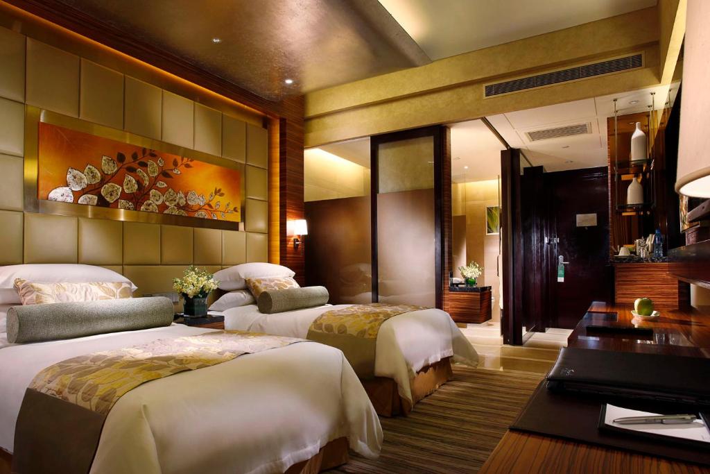 银川银川凯宾斯基饭店的酒店客房配有两张床和一张书桌