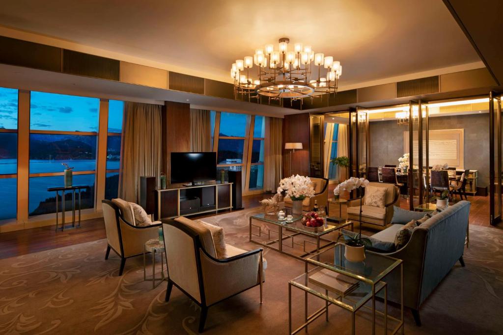 怀柔北京日出东方凯宾斯基酒店的客厅配有家具和吊灯。