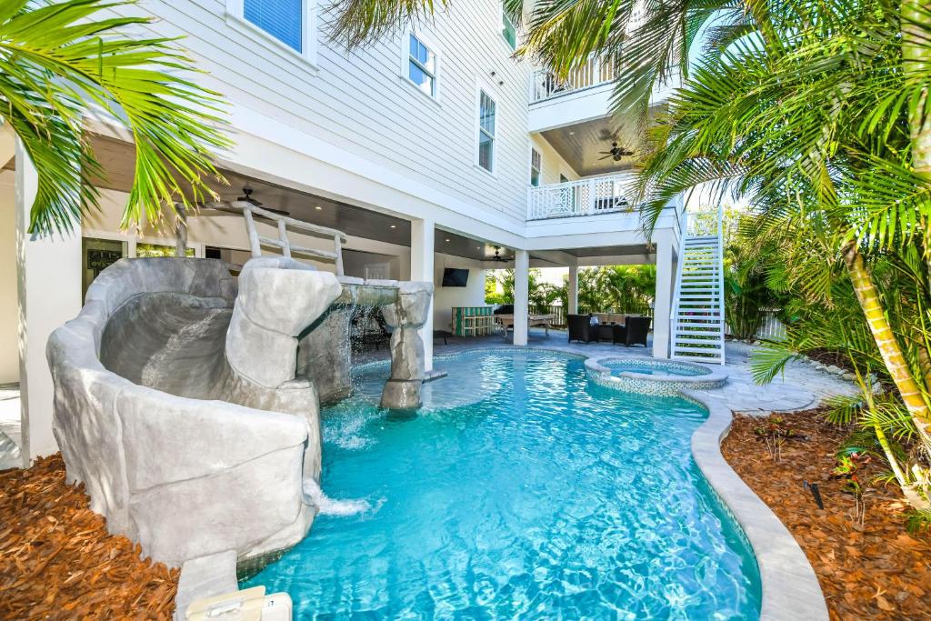 布雷登顿海滩Atlantis Beach House的一座房子里一个带滑梯的游泳池