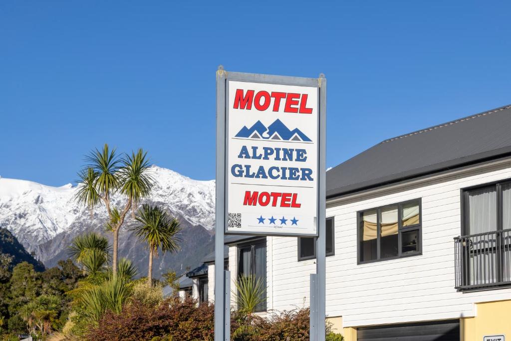 弗朗兹约瑟夫高山冰川汽车旅馆 的山前的汽车旅馆标志