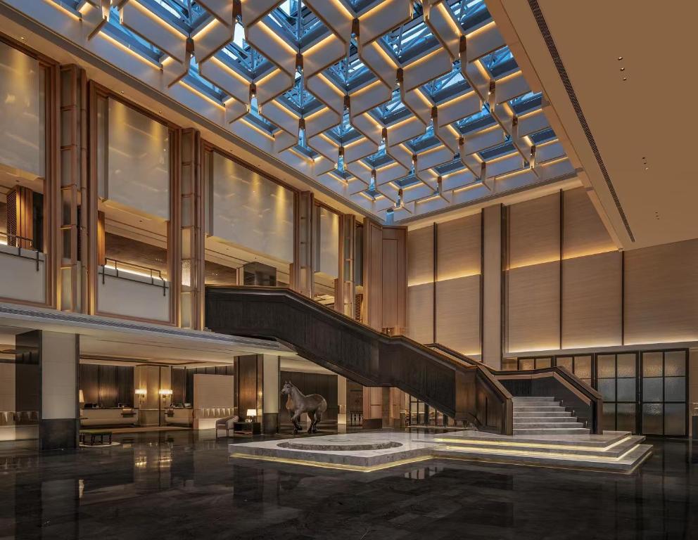 北京北京华侨大厦睿世酒店的大堂设有楼梯和玻璃天花板