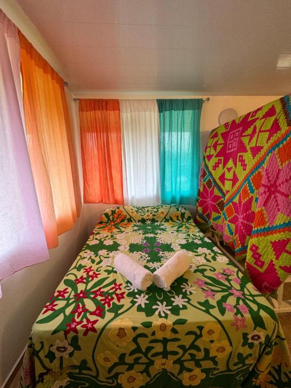 土布艾岛Toamanahere Guesthouse的一间卧室配有一张床,上面有两条毛巾