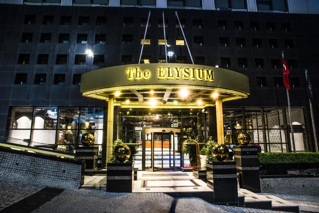 伊斯坦布尔The Elysium Taksim的一座有标志的建筑,上面有读英国博物馆的标志