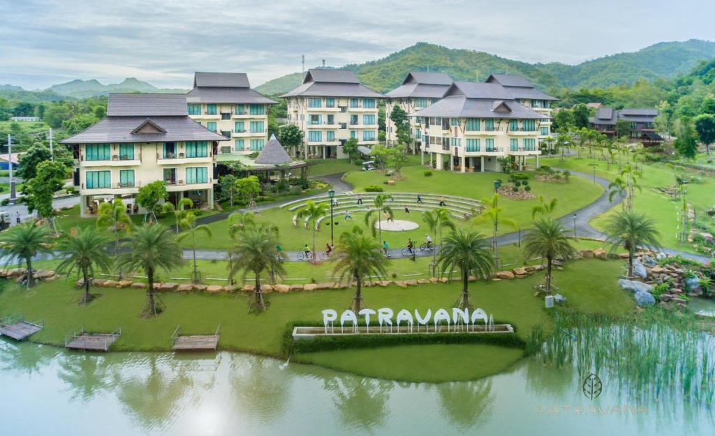 Phayayen帕特拉瓦纳度假酒店的享有棕榈树和建筑度假村的空中景致