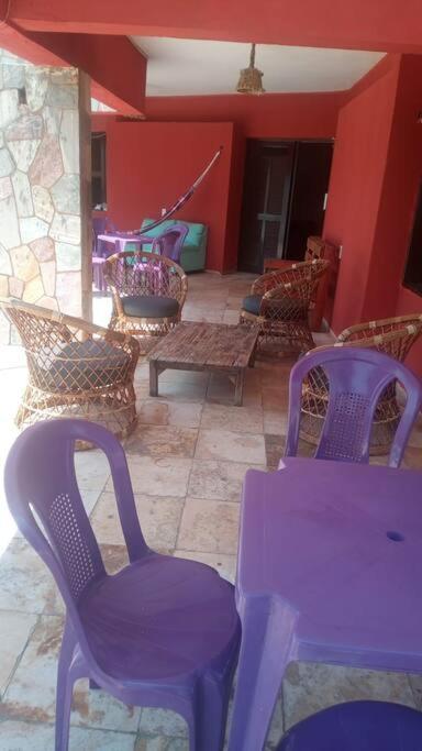 考卡亚Casa Cumbuco Nossa Sra. das Graças的一组紫色椅子坐在房间里