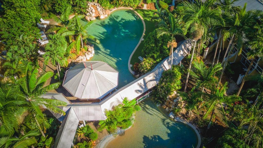 凯恩斯凯恩斯克罗尼奥度假酒店的河流中央游泳池的空中景致