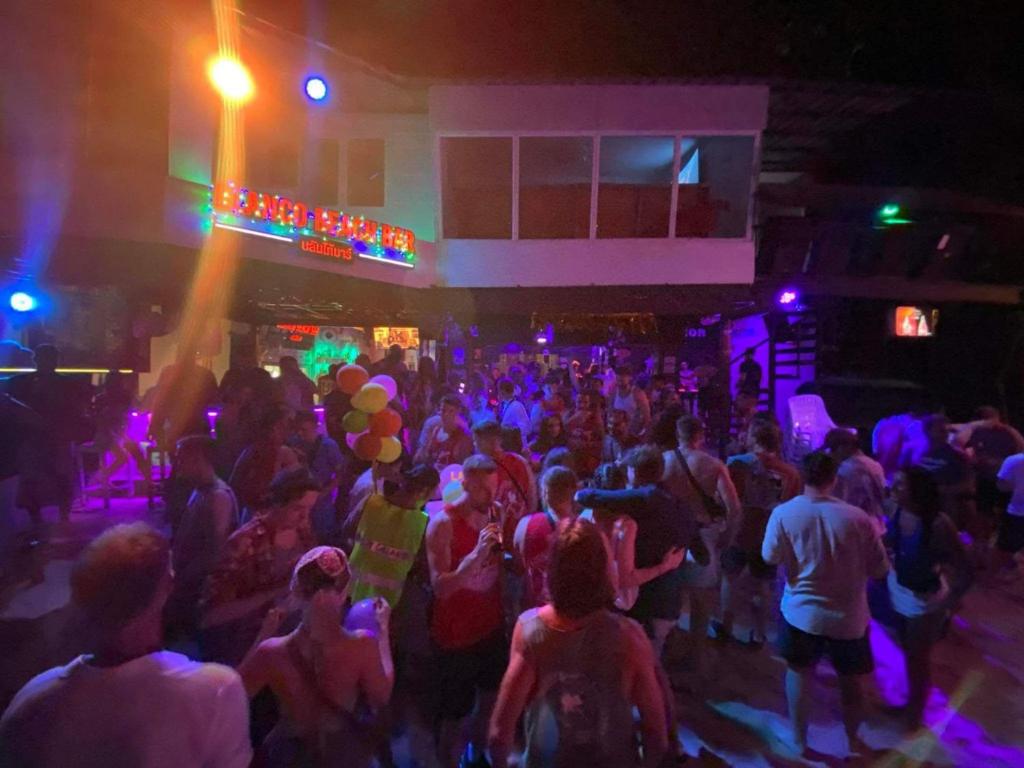 皮皮岛Blanco Beach Bar Hostel的一群人在晚上的派对上跳舞