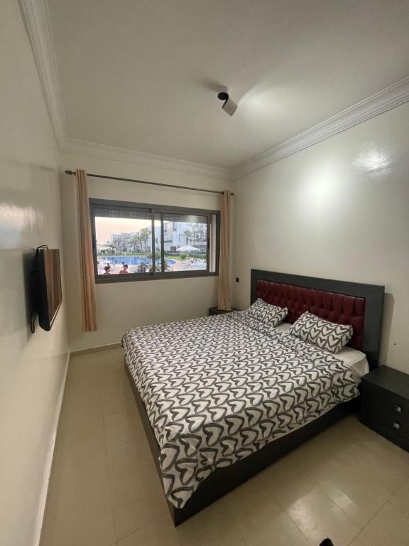 西迪拉哈尔Blanca Beach的一间卧室设有一张床和一个窗口