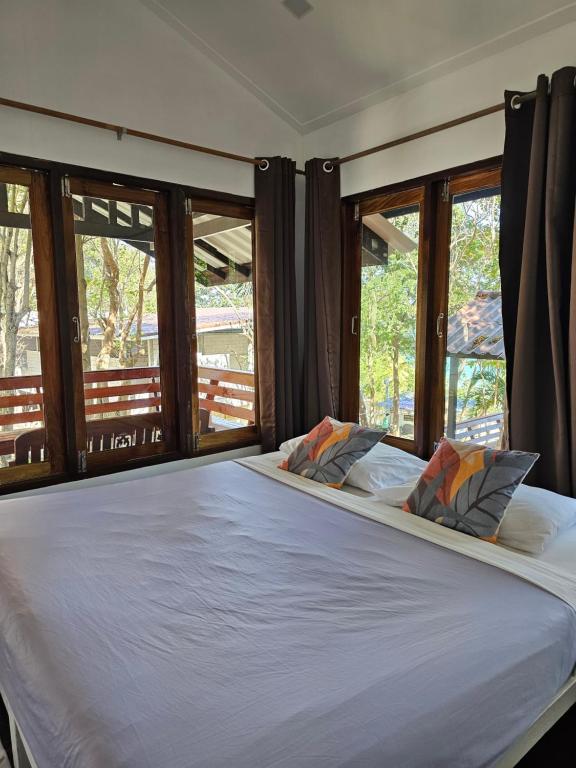 沙美岛Horizon Resort的卧室设有一张带窗户的白色大床