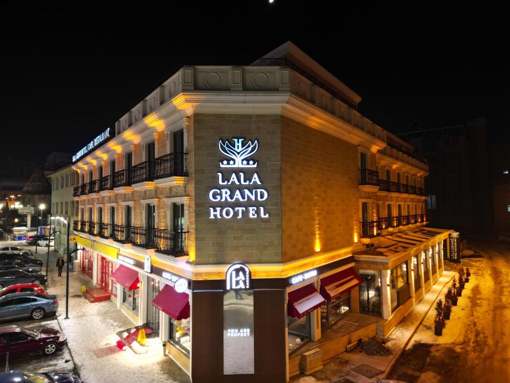 埃尔祖鲁姆Lala Grand Hotel的一座建筑,上面标有读过宏伟酒店的标志