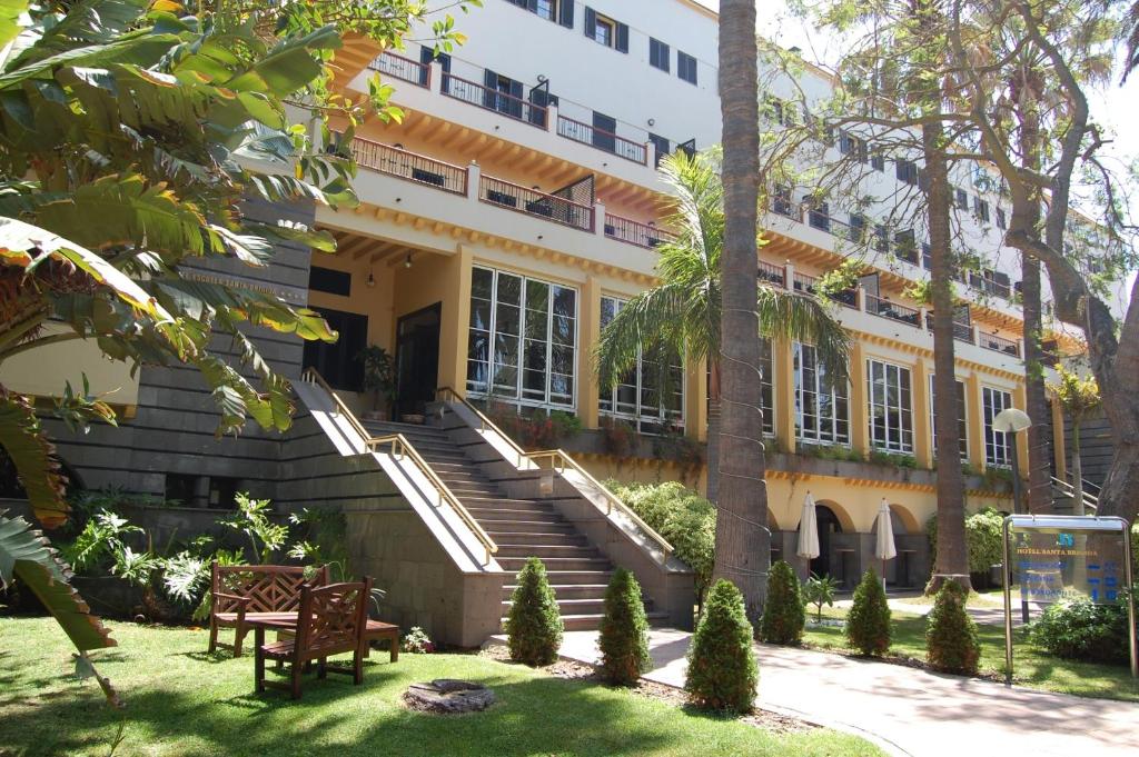 圣布里希达圣布里吉达学校酒店的大楼前方设有楼梯和椅子
