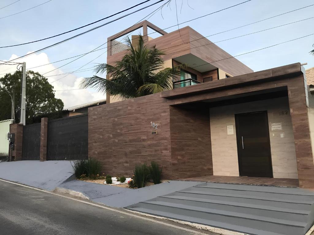萨夸雷马Dourados de Itaúna的前面有棕榈树的房子